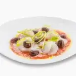 Готови сфери със сок от черни маслини